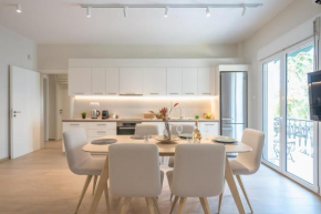 Stylish 2BDR Apt by Acropolis